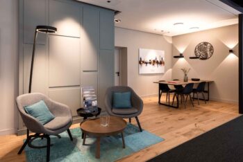 Der Lightcase im Showroom Köln von Prediger Lichtberater: Die Wohnzimmer-Situation befindet sich links, der Esstisch hinten rechts im Bild. (Foto: Jonathan Palanco)