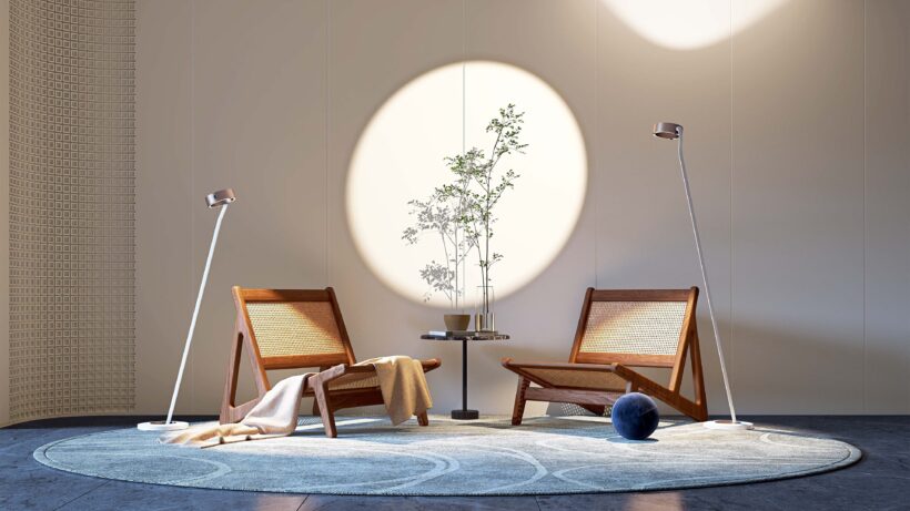 Eine Wohnzimmer-Szene: Zwei gemütliche Stühle werden von je einer Leseleuchte c.Ray floor beleuchtet. (Foto: Christoph Kügler)