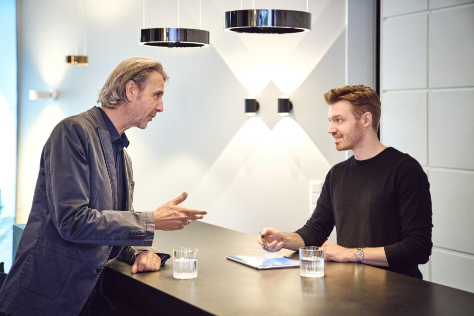 Ein Berater von Prediger Lichtberater begrüßt einen Kunden im Showroom und bespricht erste Lichtideen. (Foto: Johannes Arlt)