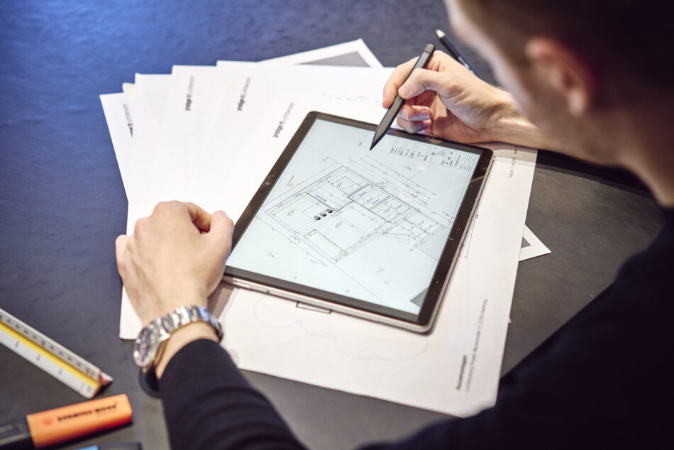 Ein Mitarbeiter von Prediger Lichtberater erstellt ein Beleuchtungskonzept auf einem Tablet. (Foto: Johannes Arlt)