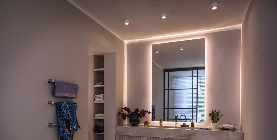 Modernes Badezimmer mit freistehender Badewanne und drei p.132 Deckenleuchten von prediger.base. Der Raum wirkt minimalistisch und elegant gestaltet.