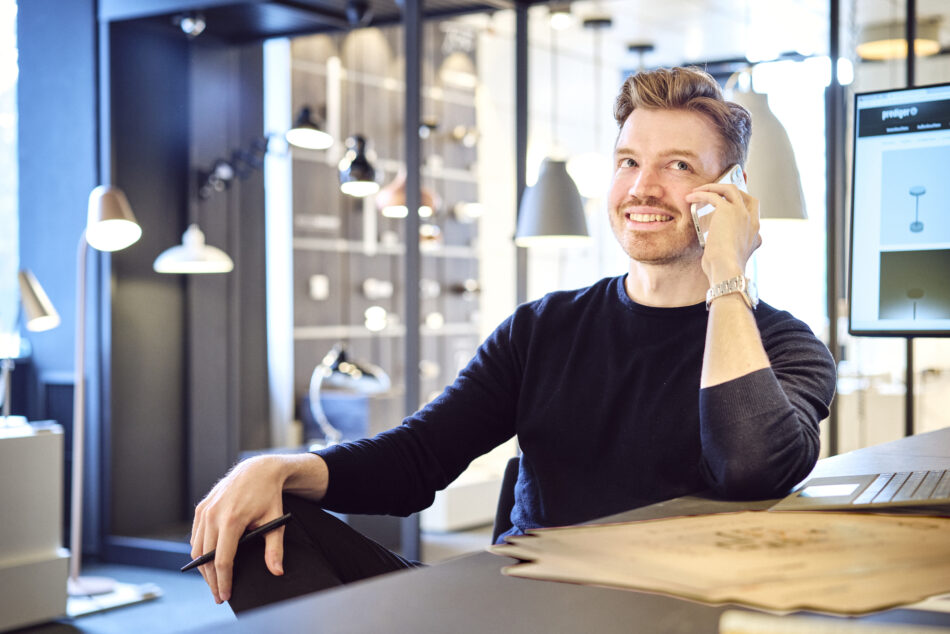 Ein Mitarbeiter von Prediger Lichtberater führt eine telefonische Beratung durch, um Kunden bei der Lichtplanung zu unterstützen. (Foto: Johannes Arlt)