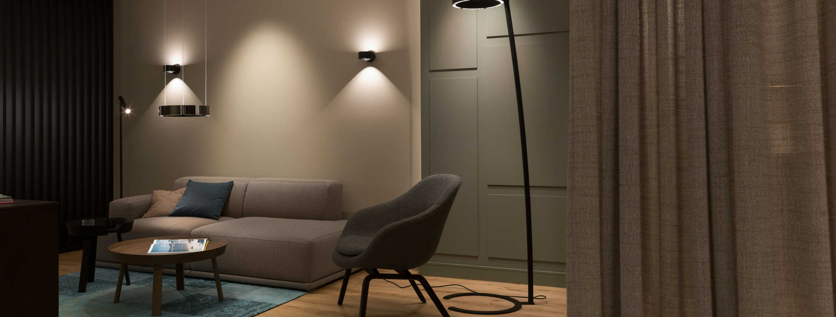 Perfekte Lichtplanung dargestellt anhand eines optimal ausgeleuchteten Wohnzimmers