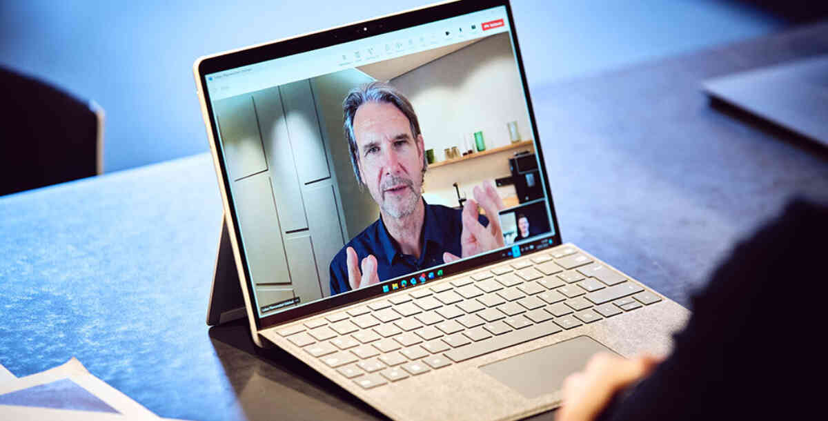 Ein Kunde nimmt an einem Videocall mit einem Berater von Prediger Lichtberater teil, um sich über Lichtkonzepte beraten zu lassen.