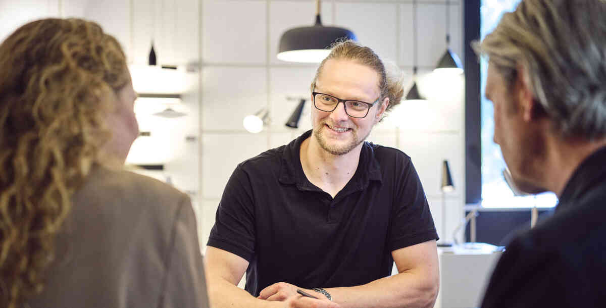 Ein Berater von Prediger Lichtberater führt ein Gespräch mit zwei Kunden im Showroom. (Foto: Johannes Arlt)