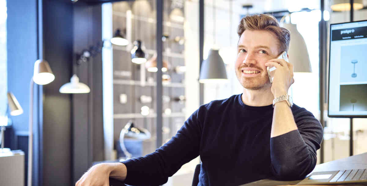 Ein Mitarbeiter von Prediger Lichtberater führt eine telefonische Beratung durch, um Kunden bei der Lichtplanung zu unterstützen. (Foto: Johannes Arlt)