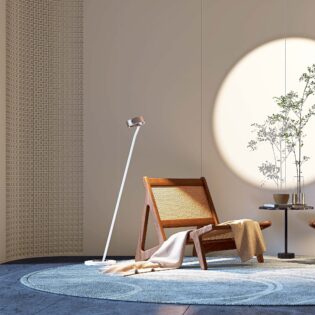 Eine Wohnzimmer-Szene: Zwei gemütliche Stühle werden von je einer Leseleuchte c.Ray floor beleuchtet. (Foto: Christoph Kügler)