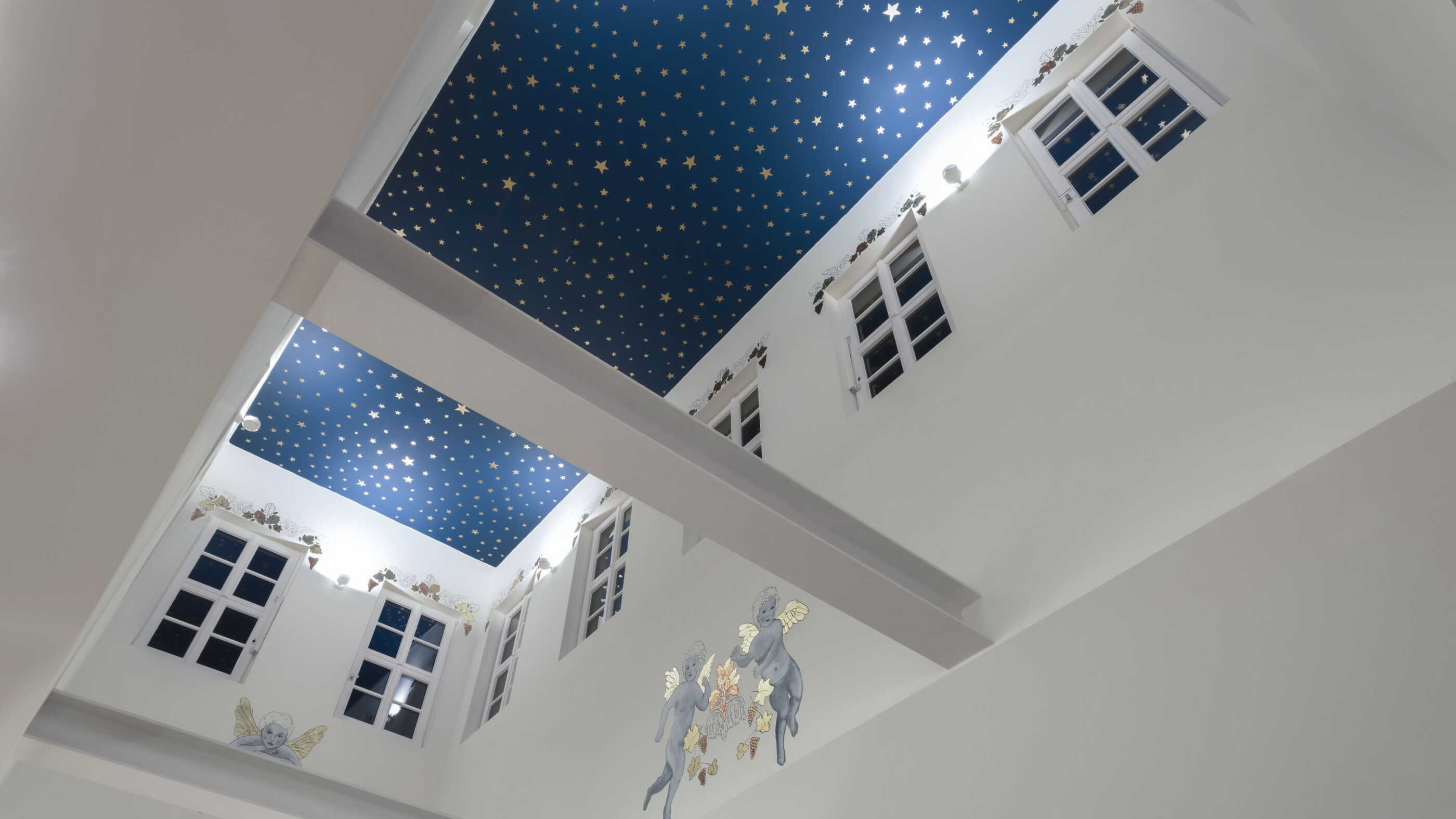 Das Belvedere im Romanushaus in Leipzig: Wandleuchten strahlen die als Sternenhimmel inszenierte Decke an. (Foto: Prediger Lichtberater)