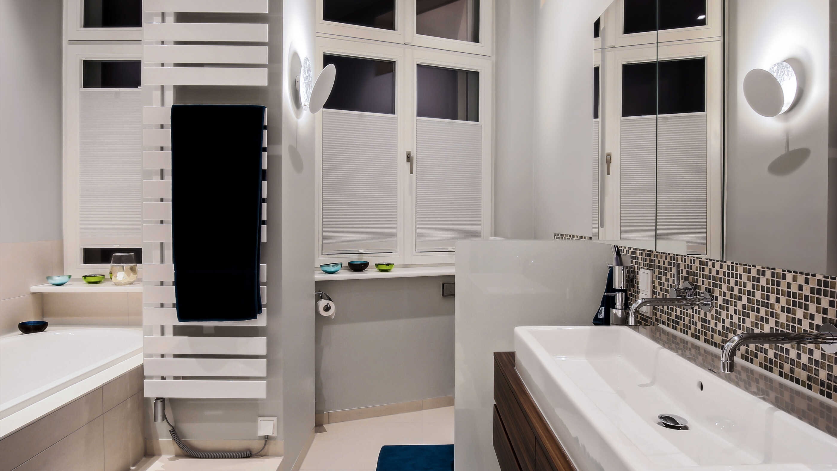 Blick in ein helles Badezimmer: Zwei Wandleuchten sorgen für indirektes, stimmungsvolles Licht. (Foto: Prediger Lichtberater)
