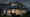 Die Terrasse einer luxuriösen Villa bei Nacht. Auf dem Rasen stehen zwei unterschiedlich große Kugelleuchten. Einzelne Downlights betonen einzelne Punkte der Fassade. (Foto: Prediger Lichtberater) imageThumbnailAlt
