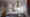 Eine moderne, offene Wohnküche im Penthouse eines Hamburger Szeneviertels. Tresen und Arbeitsflächen befinden sich in der Mitte des Raumes, die Laufwege um die zentrale Kücheninsel herum werden von Deckenstrahlern und Pendelleuchten beleuchtet. (Foto: Prediger Lichtberater) imageThumbnailAlt