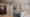 Blick in eine Berliner Altbauwohnung: Links das Esszimmer mit einer dekorativen Pendelleuchte über dem Tisch, rechts die offene Wohnküche mit dem zentralen Küchentresen, beleuchtet von drei einzelnen Pendelleuchten. Downlights betonen gezielt einzelne Bereiche wie die Eingangstür und Schränke. (Foto: Prediger Lichtberater) imageThumbnailAlt
