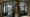 Ein Schugeschäft in Hamburg, Blick von draußen durch die Schaufenster. Eine verdeckte, unauffällige Lichtvoute sowie eine Stromschiene mit Schienenstrahlern zeichnen die Umrisse der Verkaufsfläche nach. (Foto: Prediger Lichtberater) imageThumbnailAlt