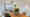 Das Esszimmer in einem modernen Penthouse an der Alster in Hamburg: Eine ovale Pendelleuchte über dem Blumenstrauß in der Mitte des Tisches sorgt für künstliches Licht, im Hintergrund sind die indirekt strahlenden Deckenleuchten des Wohnzimmers zu sehen. (Foto: Prediger Lichtberater) imageThumbnailAlt