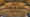 Das Holzdach dieser Aula einer Hamburger Schule wird mit Schienenstrahlern und allgemein strahlenden Deckenleuchten beleuchtet. Das Licht betont die imposante Konstruktion, insbesondere die Querbalken. (Foto: Prediger Lichtberater) imageThumbnailAlt