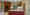 Ein Blick in eine Wohnküche mit zentralem Küchenblock: Downlights beleuchten die Laufwege zwischen Kochinsel und Arbeitsflächen, der Küchenblock wird von einer länglichen Pendelleuchte beleuchtet. (Foto: Prediger Lichtberater) imageThumbnailAlt