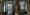 Ein Schugeschäft in Hamburg, Blick von draußen durch die Schaufenster. Eine verdeckte, unauffällige Lichtvoute sowie eine Stromschiene mit Schienenstrahlern zeichnen die Umrisse der Verkaufsfläche nach. (Foto: Prediger Lichtberater) imageThumbnailAlt